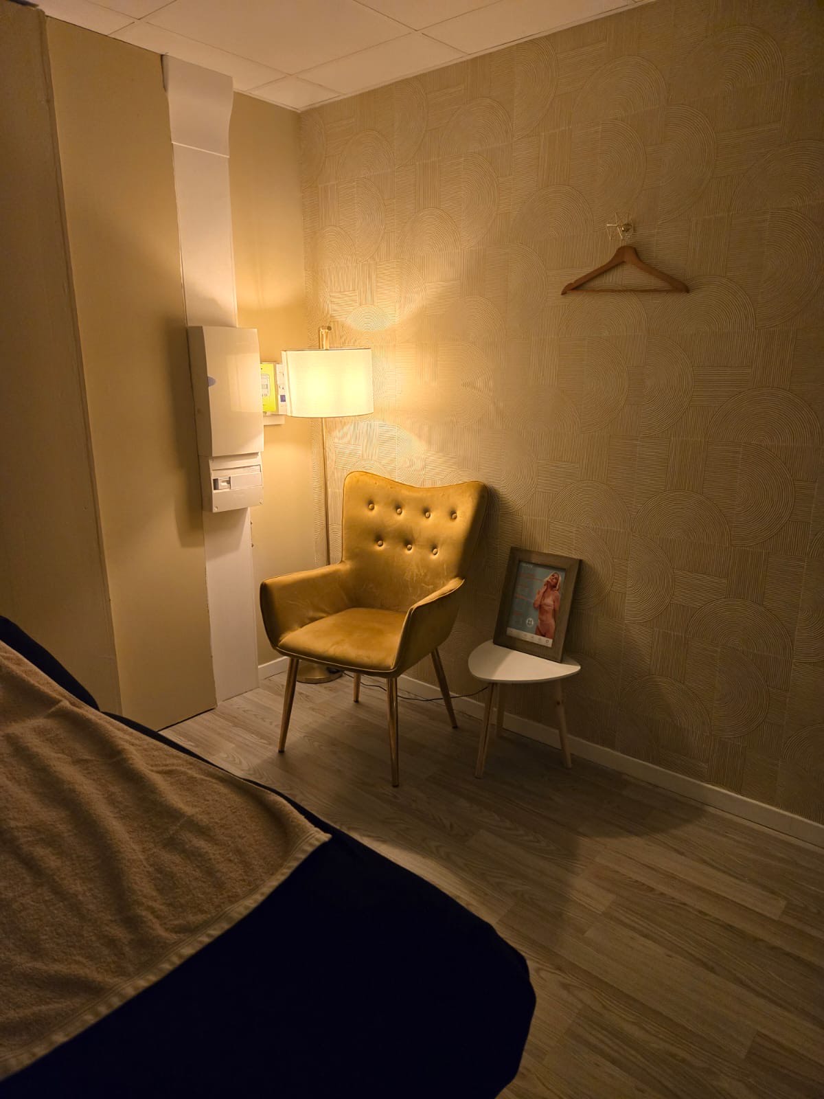 Détail du mobilier et ambiance chaleureuse de l'institut de beauté Anatha à Seysses